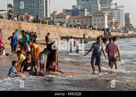 La population locale sur la plage par Galle Face Green - un lieu populaire de Colombo pour passer du temps à jouer et jouer à la mer. Banque D'Images