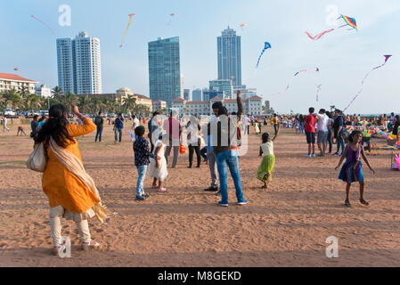 La population locale avec des cerfs-volants sur Galle Face Green - un lieu populaire de Colombo pour passer du temps à jouer et jouer à la mer. Banque D'Images