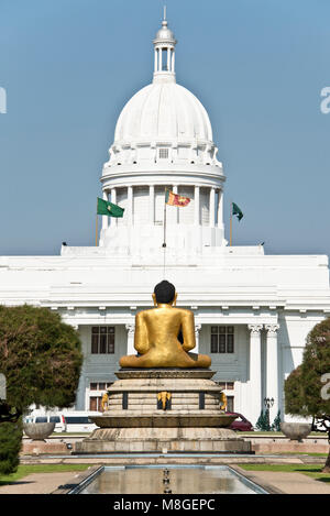 L'hôtel de ville Hôtel de Ville de Colombo alias Columbo Parc Viharamahadevi de Maha Vihara (devi) avec la statue du Bouddha d'or à l'avant. Banque D'Images