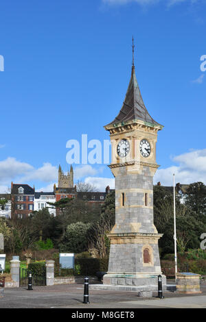 Tour de l'horloge war memorial sur l'Esplanade, Exmouth, Devon, Angleterre, Royaume-Uni. Construit en 1897, à l'origine pour commémorer le jubilé de la reine Victoria Banque D'Images