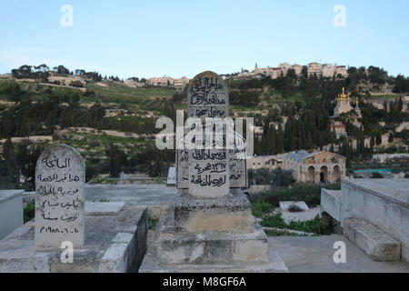 Vue du mont des Oliviers à travers les pierres tombales dans Bab al-Rahma Cimetière islamique situé le long du mur est d'Al Haram Al-Sharif mosquée près de Lion's ou St Stephen's Gate à Jérusalem-est Israël Banque D'Images