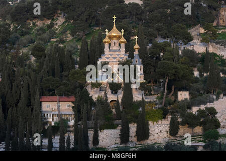 Les dômes en oignon doré du couvent et l'Église orthodoxe russe de Sainte Marie Madeleine ou Maria Magdalena construite en 1886 par le Tsar Alexandre III pour honorer sa mère, l'Impératrice Maria Alexandrovna de Russie sur le mont des Oliviers à Jérusalem Israël Banque D'Images