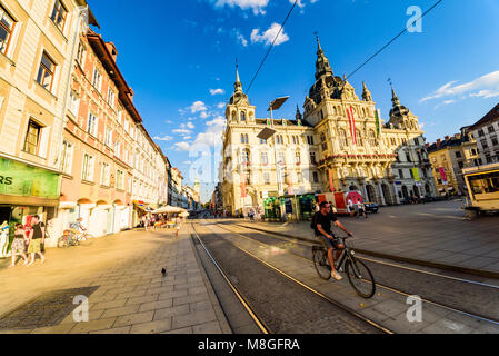 Graz, en Styrie / Autriche - 0619 2016 : vue sur town hall le Amsterdamscheveldlaan ville carrés et Herrengasse rue principale dans le centre-ville, en passant par le cycliste Banque D'Images
