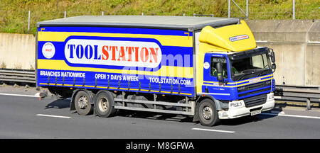 Travis Perkins Toolstation filiale Camion Camion de livraison de la chaîne d'outils et les détaillants qui vendent des produits matériels de la conduite sur autoroute M25 UK Banque D'Images