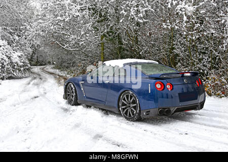 Mauvais temps pour la conduite automobile Nissan le long chemin de campagne couverte de neige en hiver neige scène enneigée à Brentwood Essex Rural England UK Banque D'Images