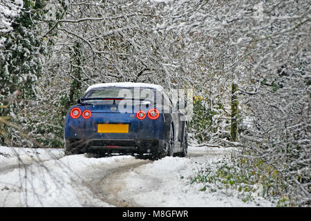 Snowy tree landscape scene roulant en voiture route étroite vers le bas chemin de campagne couverte en hiver neige froid home counties Rural England UK Banque D'Images