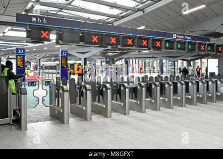 Gare de train à travers la porte d'obstacles ticket grand et audacieux de la plate-forme open red vert icône de l'indicateur de l'accès fermé au-dessus de la Station London Bridge UK Banque D'Images