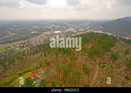 Regardant vers le bas à partir de Hot Springs Mountain Tower dans Hot Springs Village de Hot Springs National Park, Arkansas Banque D'Images