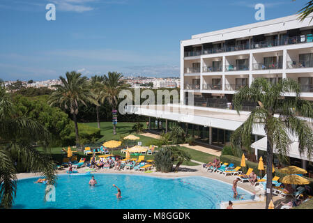 Donnant sur une piscine de l'Hôtel, Albufeira, Algarve, Portugal Banque D'Images