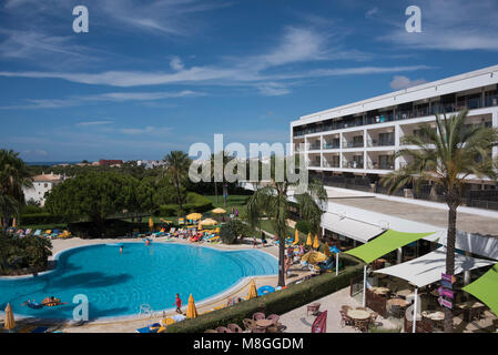 Donnant sur une piscine de l'Hôtel, Albufeira, Algarve, Portugal Banque D'Images