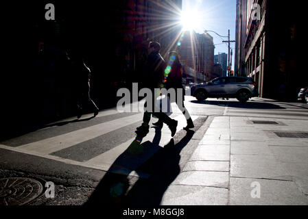 Toronto, Ontario/ Canada - 03-04-2018 : Marche sur la promenade au centre-ville Banque D'Images