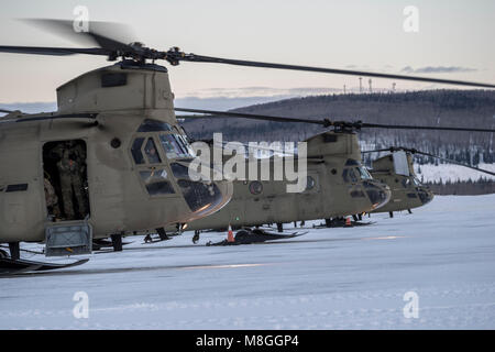 Soldats affectés au 1er Bataillon, 52e Régiment d'aviation, à Fort Wainwright, Alaska, préparer CH-47 Chinook pour une mission le 12 mars 2018, dans le cadre de la composante terrestre de la Force interarmées dans le cadre de l'exercice Arctic Edge 18. Comme l'JFLCC pour l'exercice de l'armée américaine de l'Alaska est l'administration centrale responsable de la commande et le contrôle de toutes les forces participant à l'exercice. Arctic Edge 2018 est un exercice biennal, à grande échelle, l'exercice multinational interarmées qui prépare et teste la capacité de l'armée américaine à exploiter tactiquement dans le froid extrême-Arctique dans des conditions météorologiques en Banque D'Images