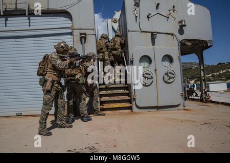 La baie de Souda, la Grèce (8 mars 2018) marines affectés à la Force de Raid Maritime (MDL), 26e Marine Expeditionary Unit (MEU), à simuler un visite, conseil, recherche, saisie et l'utilisation à bord de l'navire de formation HS Aris (A74), à la base navale américaine de la baie de Souda, la Grèce, le 8 mars 2018. L'OTAN des opérations d'interdiction Maritime Training Centre (NMIOTC) a accueilli le MRF's la formation dans le cadre d'un cours de deux semaines visant à enseigner les techniques d'interdiction maritime à l'OTAN des pays partenaires. (U.S. Marine Corps photo par le Cpl. Jéred) Parution/Pierre T. Banque D'Images