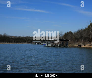 Cales de bateau sur Table Rock Lake dans le sud-ouest du Missouri et l'Arkansas du nord-ouest dans les monts Ozark près de Branson, Missouri Banque D'Images