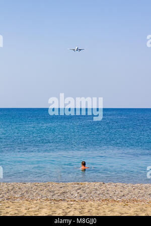 L'atterrissage d'avion au-dessus de la plage sur l'île de Skiathos, Grèce Banque D'Images