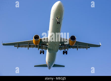 L'atterrissage d'avion au-dessus de la plage sur l'île de Skiathos, Grèce Banque D'Images