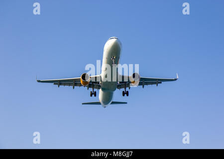 L'atterrissage d'avion au-dessus de la plage sur l'île de Skiathos, Grèce Banque D'Images