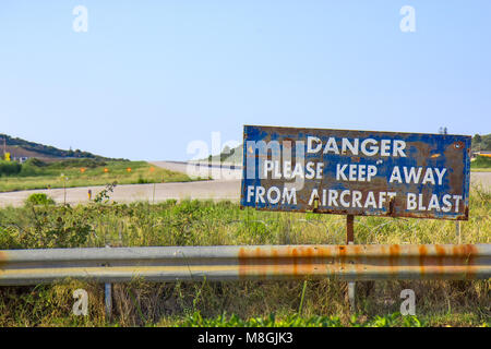 Méfiez-vous signe sur l'aéroport sur l'île de Skiathos, Grèce Banque D'Images