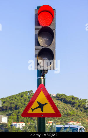 Feu de circulation sur l'aéroport sur l'île de Skiathos, Grèce Banque D'Images