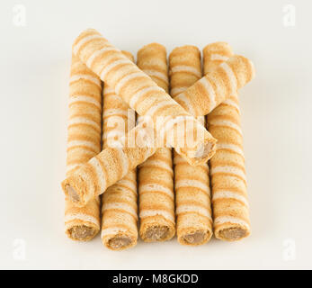 Bâtonnets de farine croustillant farci avec de doux bordée sur un fond blanc Banque D'Images