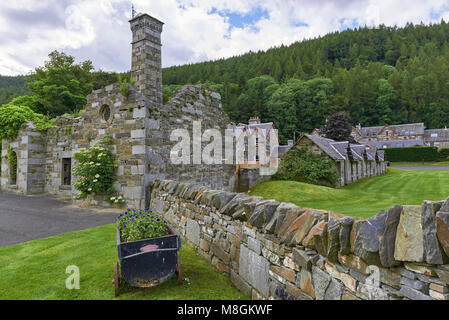 Ruines du vieux moulin dans le village écossais de Kenmore, près de Loch Tay, dans le Perthshire. Maisons en pierre avec terrasse donnent sur le village vert. Banque D'Images