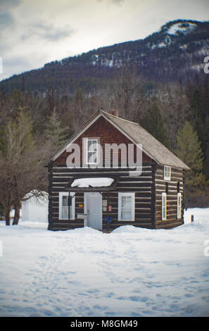 Le Old Bull River Garde côtière de homestead, à l'Est de la fourche de la rivière Bull, dans les montagnes du Cabinet, situé à l'intérieur de la Forêt Nationale de Kootenai. Banque D'Images