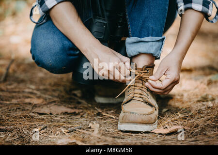 Les femmes la corde à la chaussure. Banque D'Images