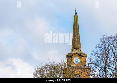 La vue quotidienne de l'église sainte Croix dans le centre-ville de Daventry. Banque D'Images