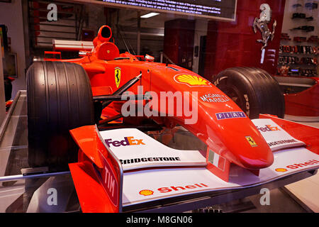 Ferrari Store à Milan - une nouvelle Ferrari Store à Milan, un espace conçu non seulement comme un point de vente, mais également comme un lieu de divertissement Banque D'Images