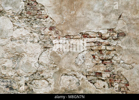 Vieux Mur avec briques apparentes sous le plâtre Banque D'Images