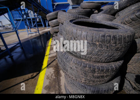 Les pneus de voiture utilisés à un junkyard scrapheap Banque D'Images