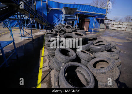 Les pneus de voiture utilisés à un junkyard scrapheap Banque D'Images