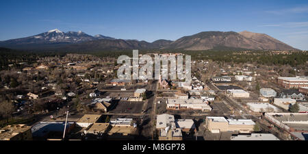 Vue aérienne sur Flagstaff AZ à North en direction de la Forêt Nationale de Coconino en pointe Banque D'Images