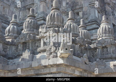 Sculpture détaillée des reliefs du temple de Prambanan, l'un des plus beaux temples hindous d'Indonésie, l'un des patrimoines mondiaux de l'UNESCO Banque D'Images