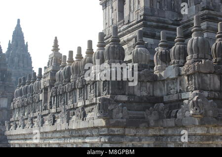 Sculpture détaillée des reliefs du temple de Prambanan, l'un des plus beaux temples hindous d'Indonésie, l'un des patrimoines mondiaux de l'UNESCO Banque D'Images