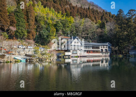 Vue du lac Kinrin-ko à Yufuin, Oita, Japon. Banque D'Images