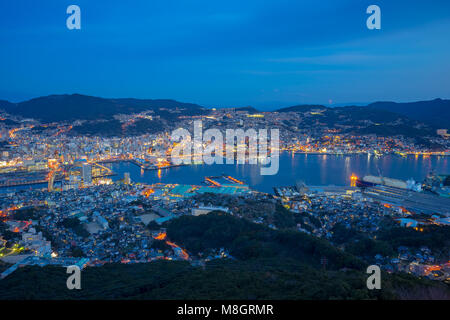 Voir l'horizon de la ville de Nagasaki du Mont Inasa la nuit au Japon. Banque D'Images