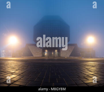 Minsk, Belarus - Mars 14, 2018 : Vue de l'entrée principale de l'édifice de la Bibliothèque nationale au petit matin dans un brouillard. Le concept d'unfavo Banque D'Images