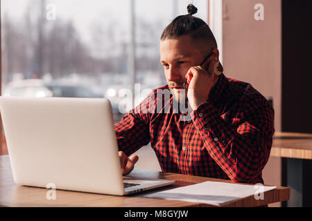 Hipster moderne businessman using mobile phone. Conversation téléphonique. Banque D'Images