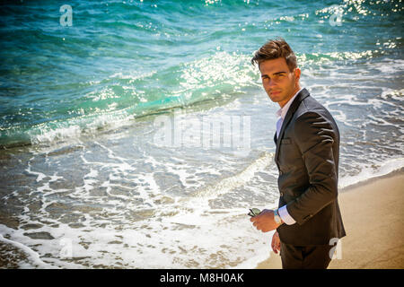 Bel homme en costume classique on beach Banque D'Images