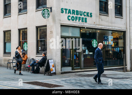 London, UK- Mar 13, 2018 : les employés de bureau dans un magasin Starbucks dans la ville de Londres, Angleterre, Royaume-Uni. Café Starbucks est la plus grande société dans le Banque D'Images