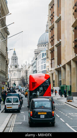 Exploitation d'autobus Routemaster rouge du patrimoine dans la ville de Londres. Plate-forme ouverte à l'arrière a facilité l'embarquement rapide Banque D'Images