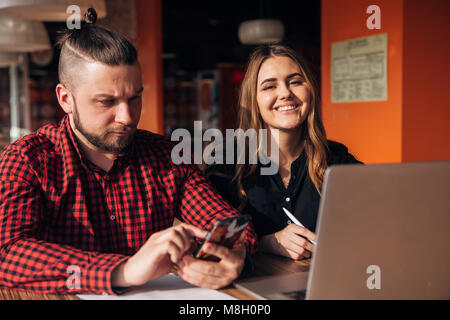 L'homme et la femme assise dans le café ensemble, déjeuner d'affaires frein de stationnement Banque D'Images