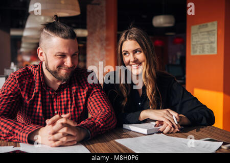 L'homme et la femme assise dans le café ensemble, déjeuner d'affaires frein de stationnement Banque D'Images