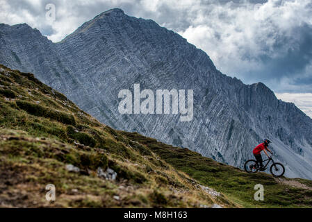 Une des promenades en vélo de montagne le long d'une crête dans la station des alpes autrichiennes de Lermoos. Banque D'Images