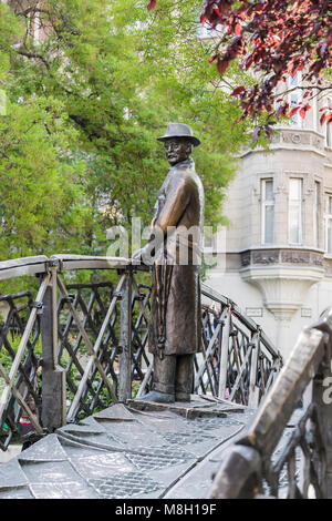 BUDAPEST, HONGRIE - Mai 05, 2014 : Monument à Imre Nagy, debout sur un pont métallique près du bâtiment du parlement hongrois. Banque D'Images