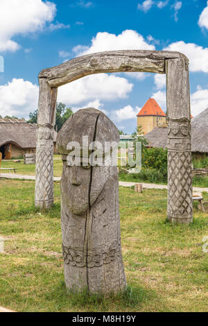 L'idole de bois sur le fond de ciel bleu avec des nuages dans le village ethnique. Volen. Pologne Banque D'Images