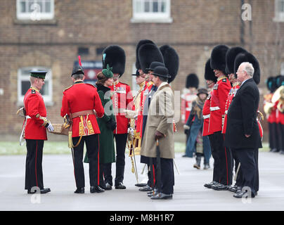La duchesse de Cambridge présente shamrock aux officiers et gardes du 1er Bataillon les Gardes irlandais alors qu'elle et le duc de Cambridge assister à la parade de la St Patrick au quartier de cavalerie à Hounslow. Banque D'Images