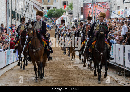 Alkars marchant devant Alka Sinj ville en tournoi, Dalmatie, Croatie Banque D'Images