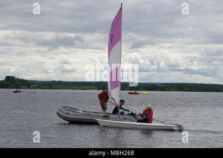 Voyage de luxe sur le yacht. Young woman enjoying sur le pont d'un bateau en mer. La Russie Usolye 1er juillet 2017 . Banque D'Images